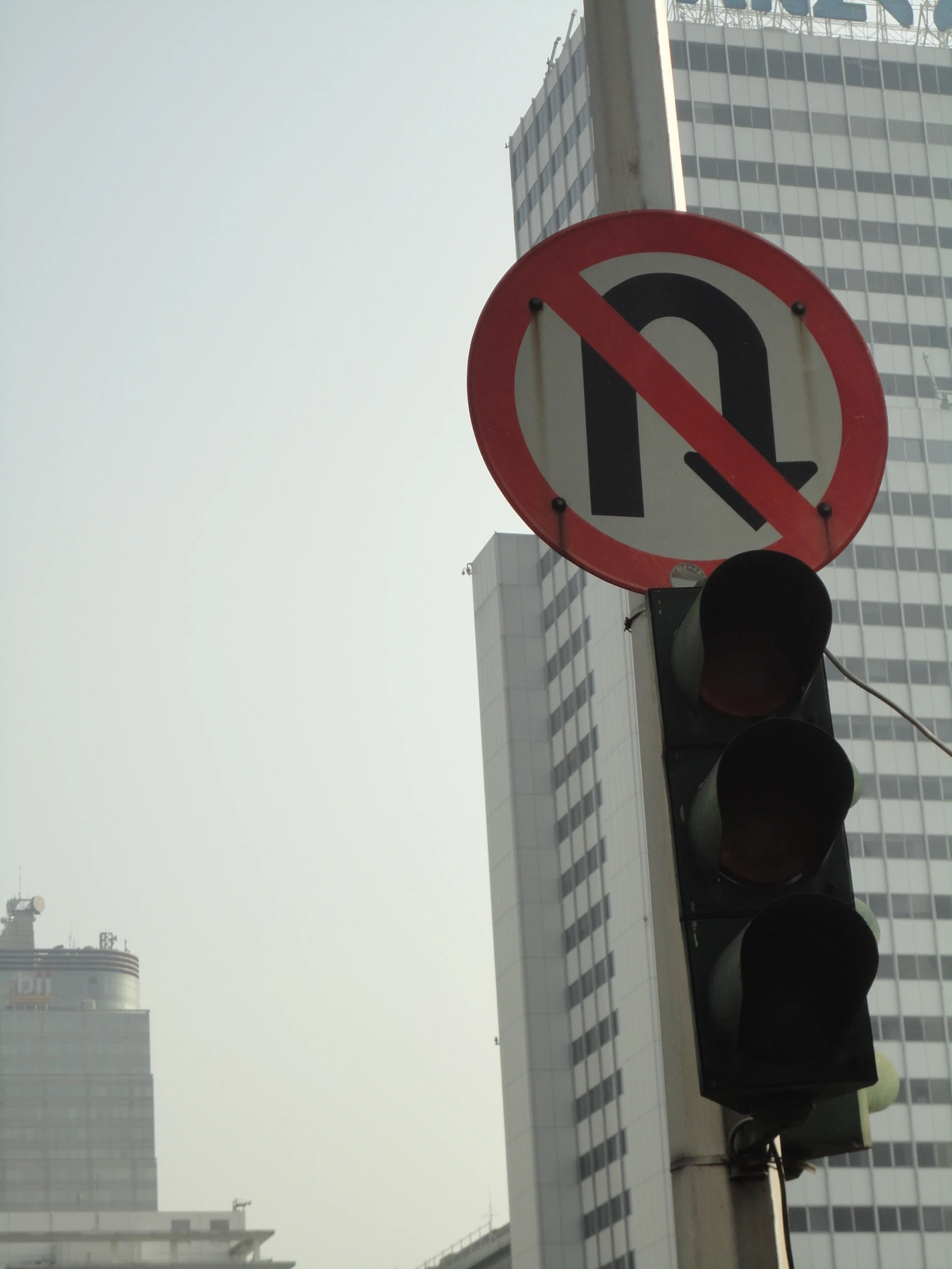 there is no left turn sign on the street light