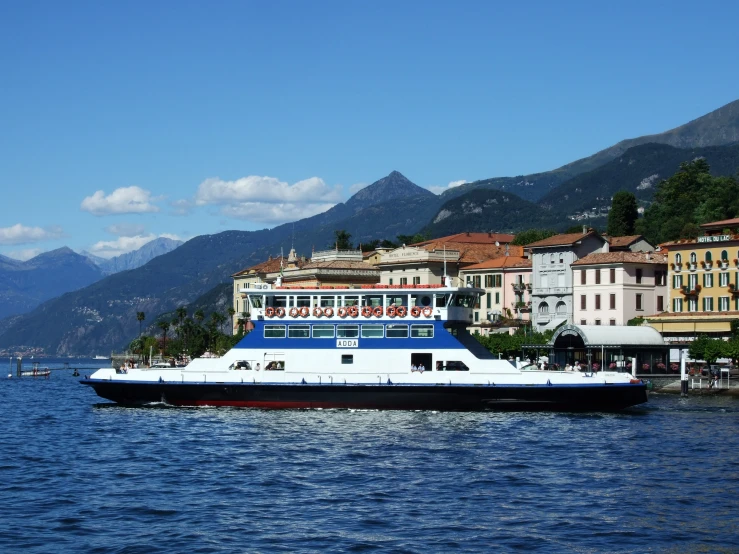 a boat is sailing through the water by buildings