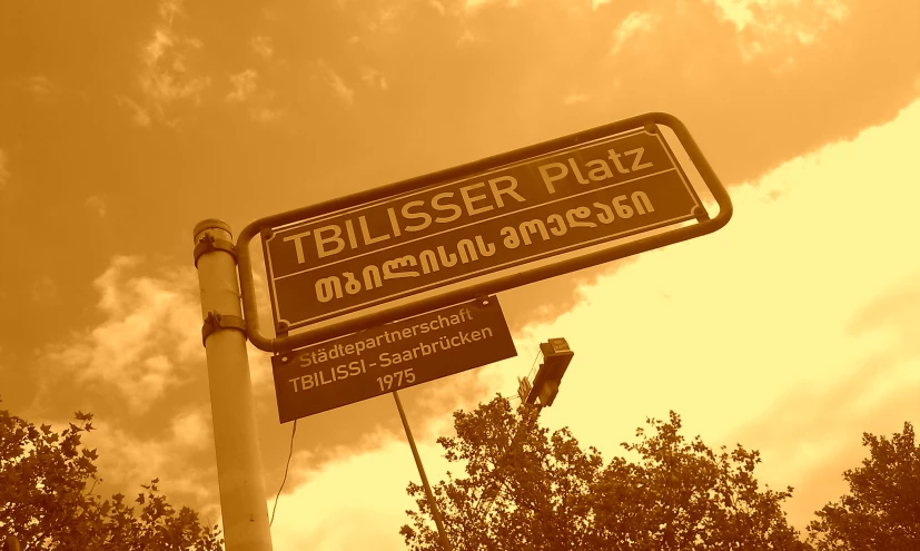 a street sign that reads teusser plaza