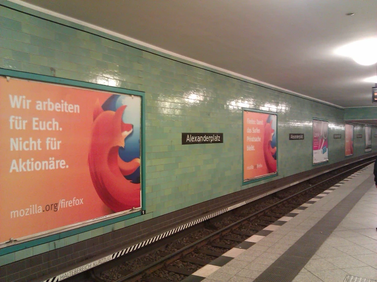 a public transportation station with a sign that reads wirs be vierfen for suche