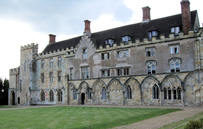 the outside of an old stone building with arched windows