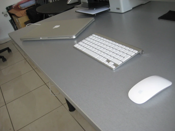 the computer and keyboard are on the table