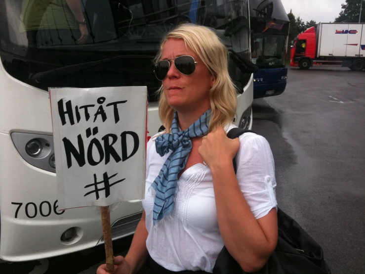 a blonde woman with a sign that reads hitt nord