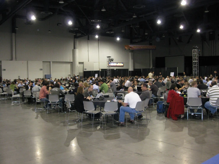 there is a large room full of people sitting at tables