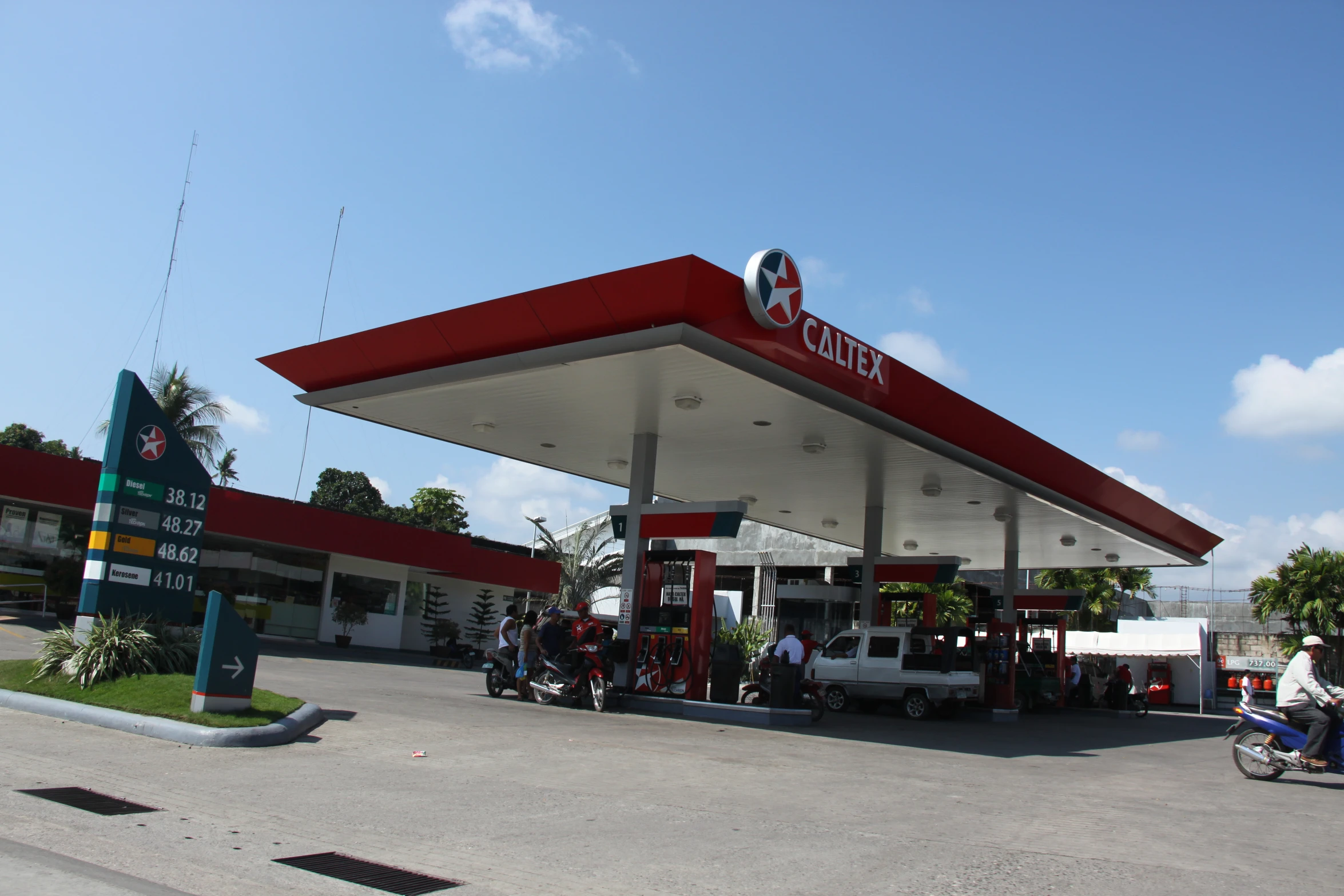 many people are lined up at the gas station