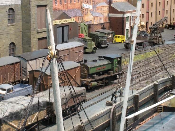 an old fashioned train sits on the tracks in an alley