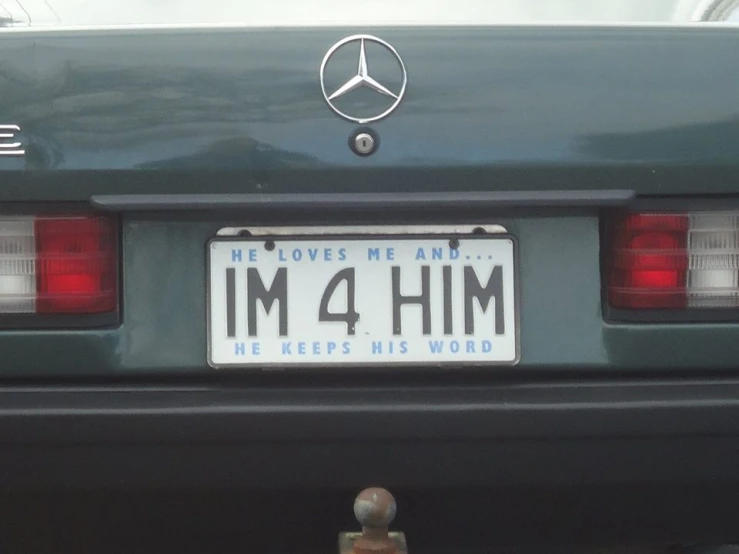 the back of an mercedes am 454 with a license plate