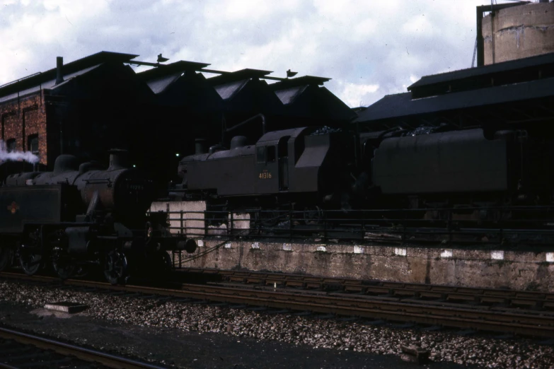 a train engine pulling many carts down the tracks