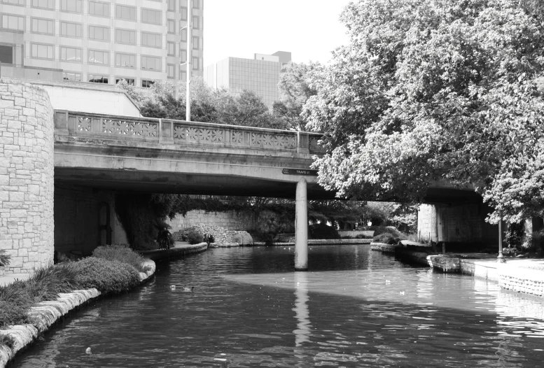 a black and white image of the waterway in a city