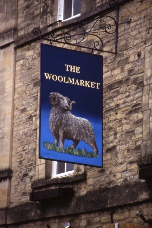 there is a sign on the side of a building showing the woolmarket