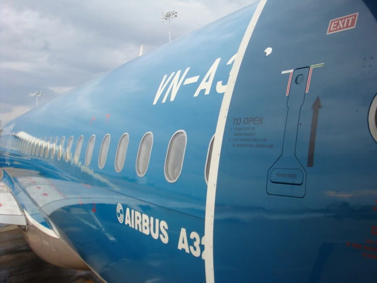 an airplane with its side wing down and a white arrow