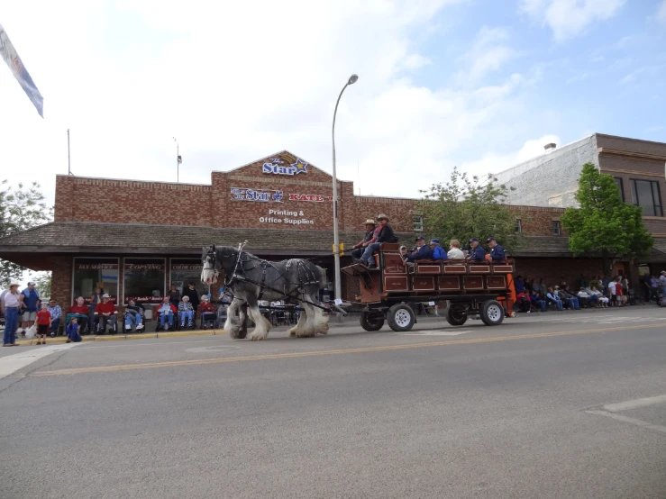 the horse and carriage are pulling a carriage