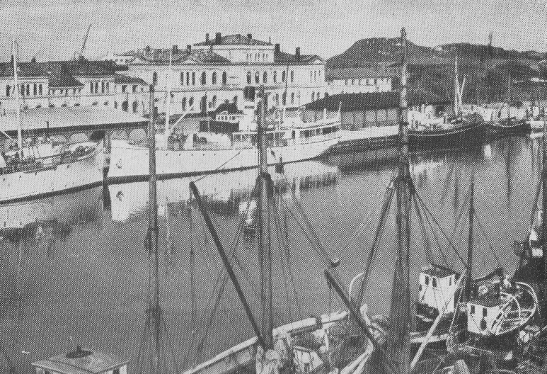 the river has several boats parked at it