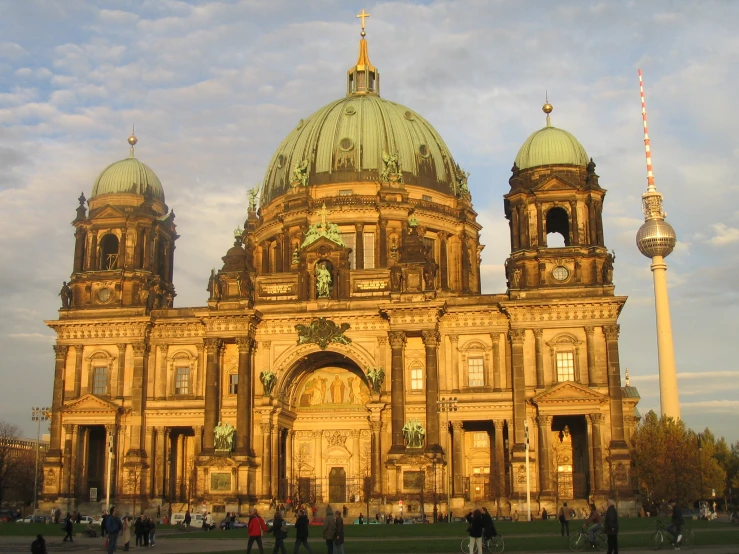 there is a very large building with many arches