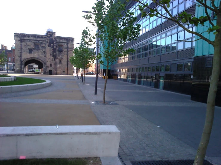 a city street with green trees near a building