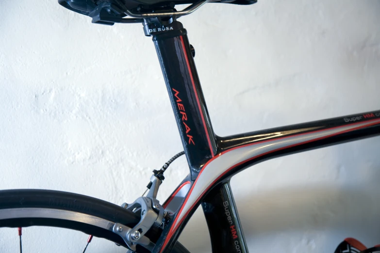 the front end of a bicycle, showing a close up of it's spokes