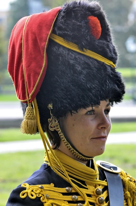 the british soldier is wearing an uniform with a red velvet cap