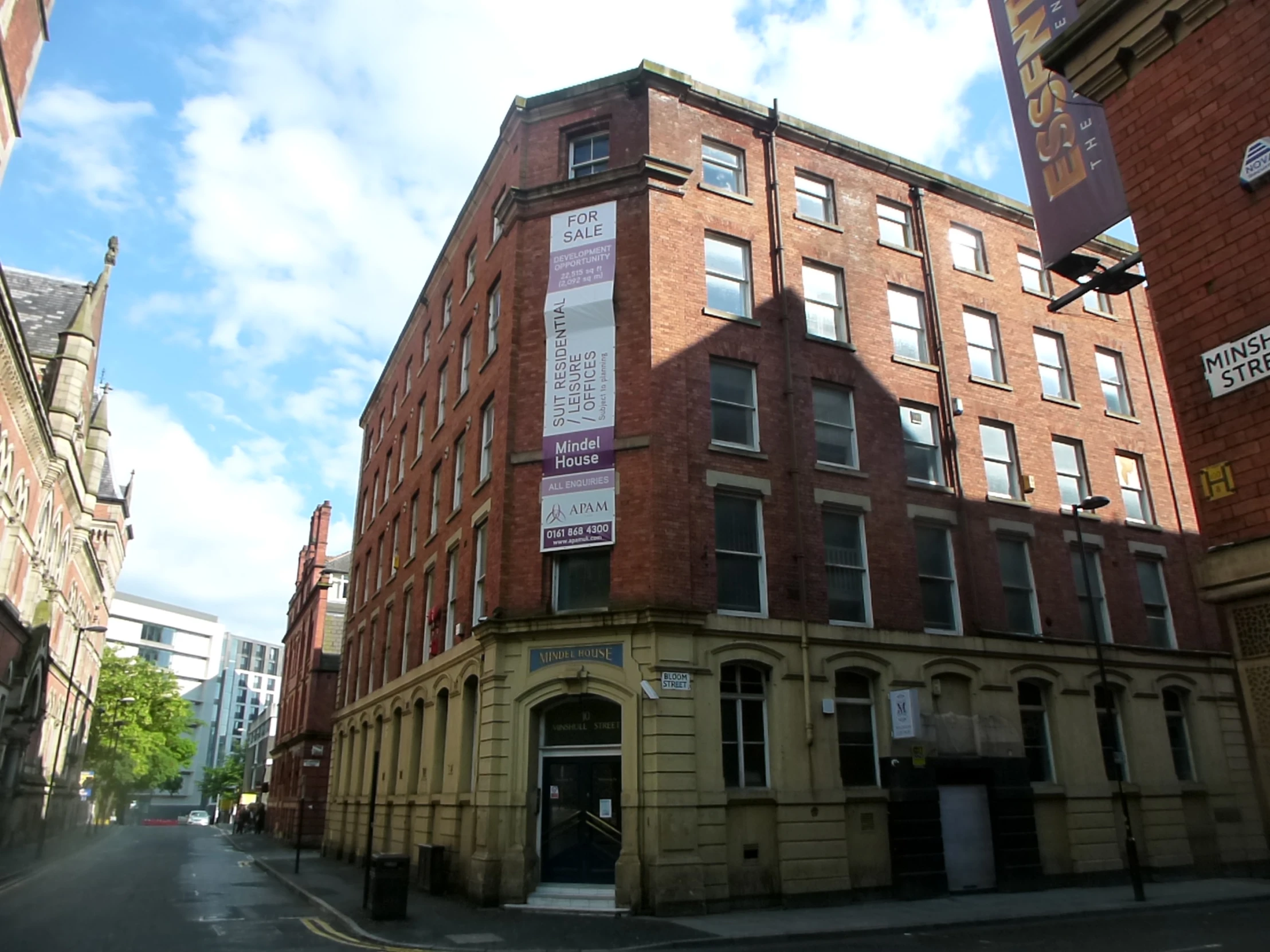 a picture of a large brick building