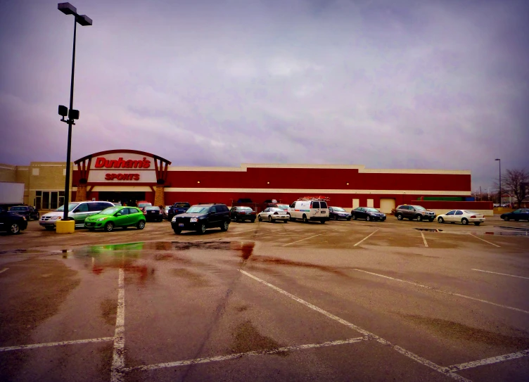 a building with many cars parked in the lot