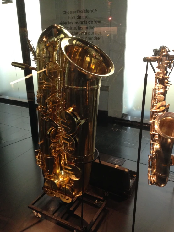 there are many instruments on display in the glass case