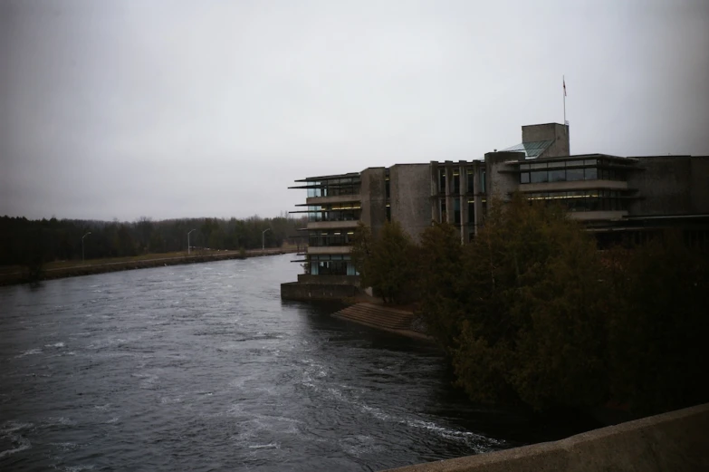 a large building that is next to the water