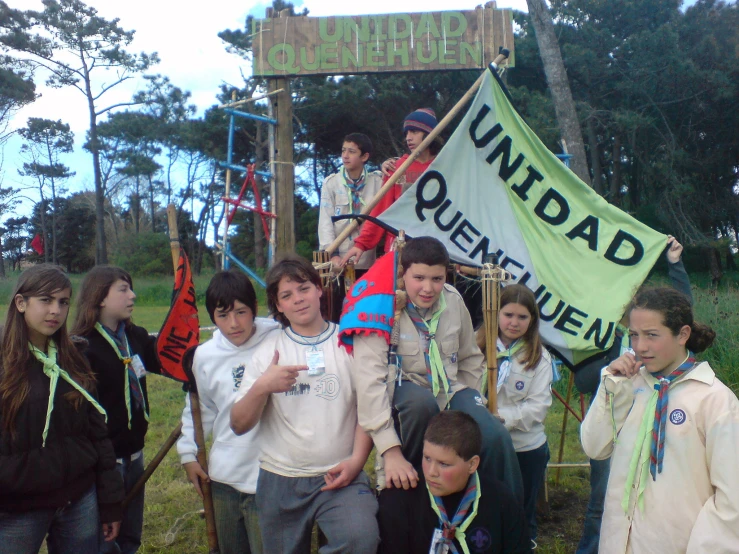 some boys are standing in front of an unondad sign