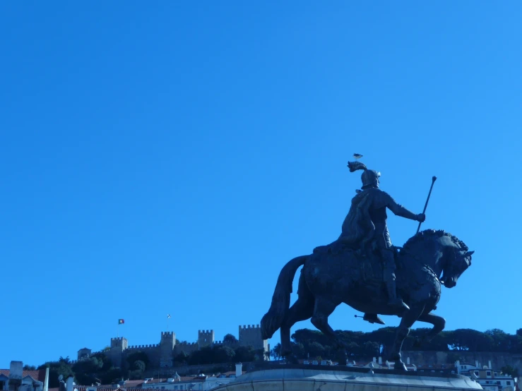 the statue is sitting on top of a horse