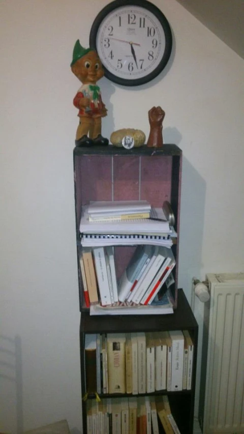 this small shelving unit has many books on it