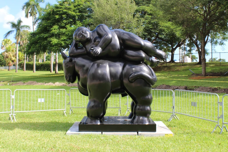 the statue depicts four intertwined bears with their tails spread high and forward