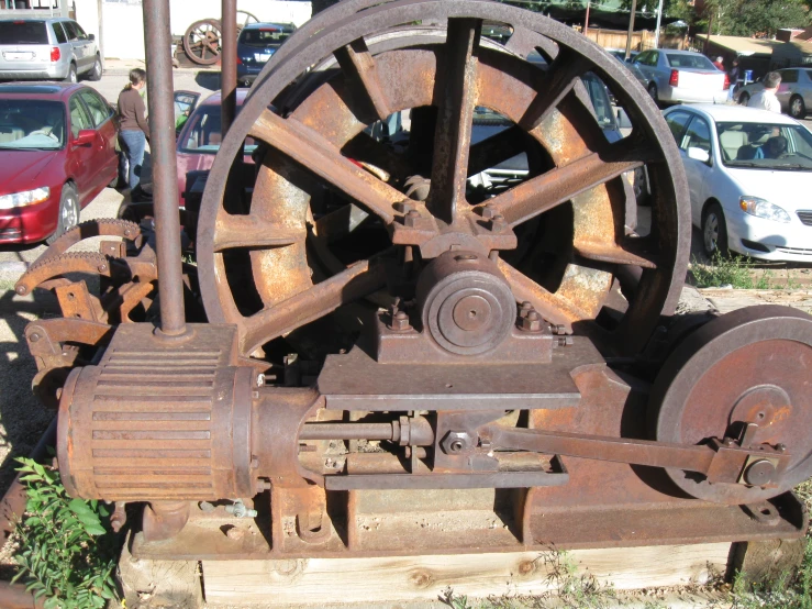 some old water wheels are lined up by the building