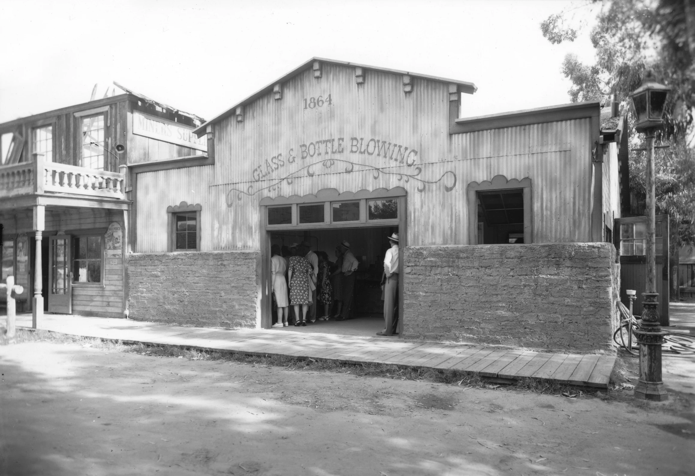 a black and white po of a building