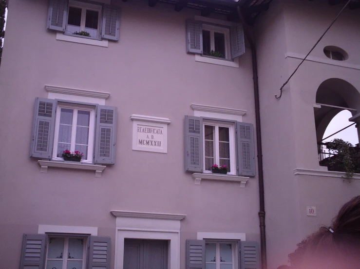 some people are in front of a pink building