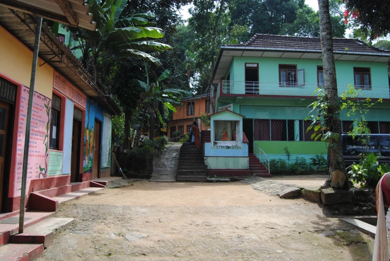 a courtyard between two large houses with a staircase