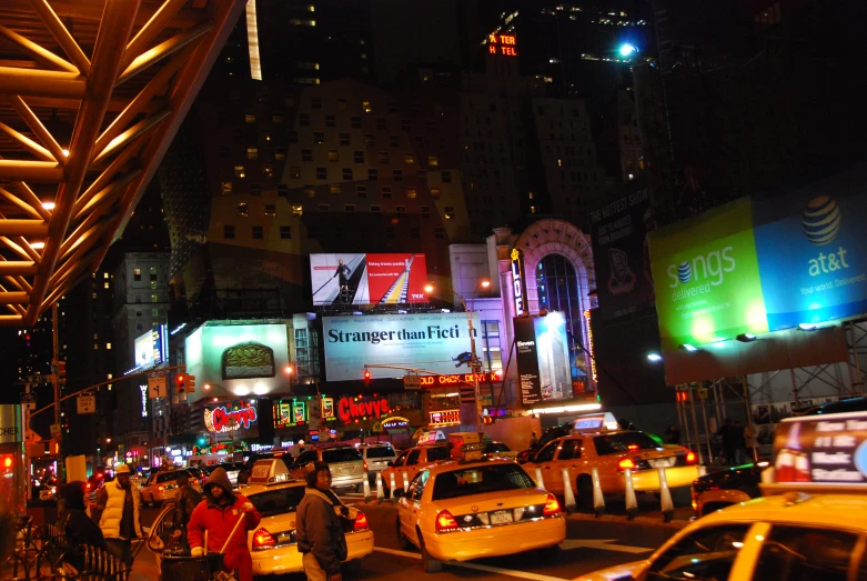 a busy city street filled with lots of traffic