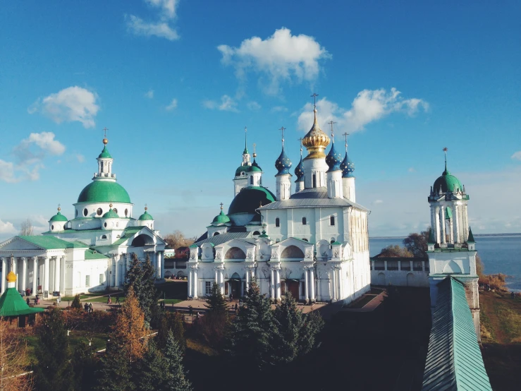 this is a castle in the countryside near the water