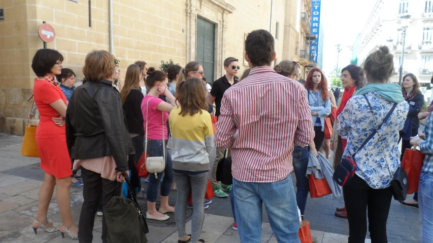 the people are talking to each other on the side walk