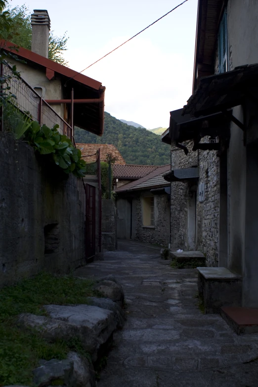 a very steep mountain is behind the building