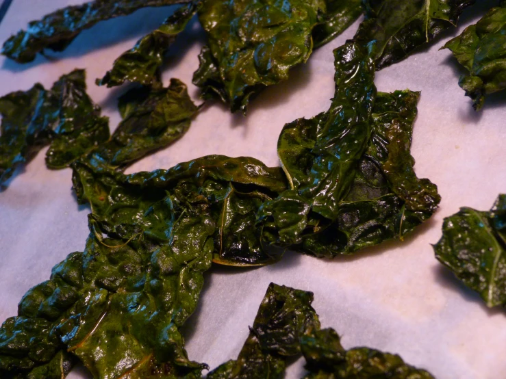 spinach leaves are arranged on paper and ready to be eaten