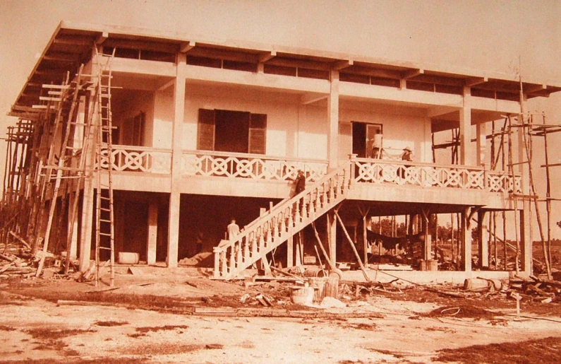 an old picture of a house under construction