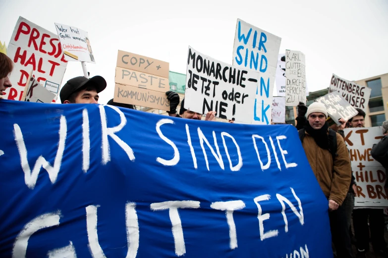 people are holding a demonstration sign that reads war sind die gutten