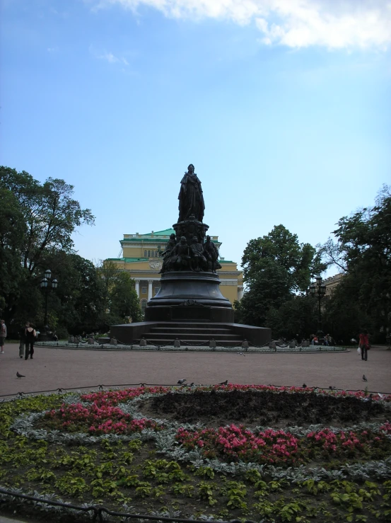 a large statue sits on the center of an outside plaza