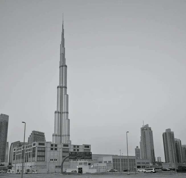 a large tall skyscr sitting above a city