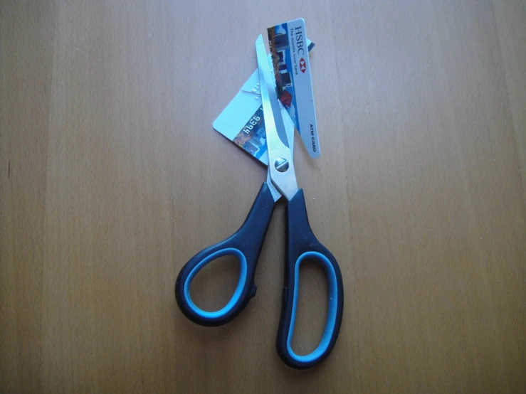 an object made up of different sized scissors