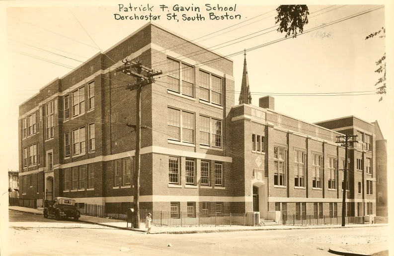 an old black and white po of an old building