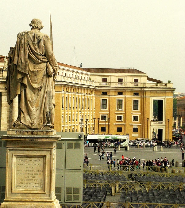 many statues are around in the city center