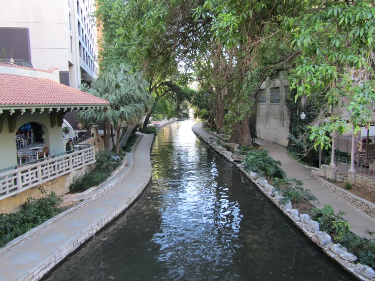 the waterway is running alongside some houses