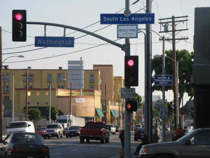 a street that has many cars on it