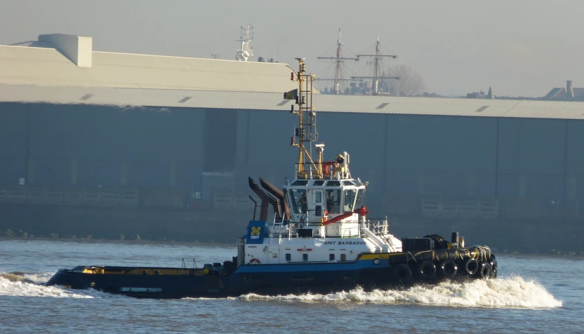 a tug boat that is traveling across a lake