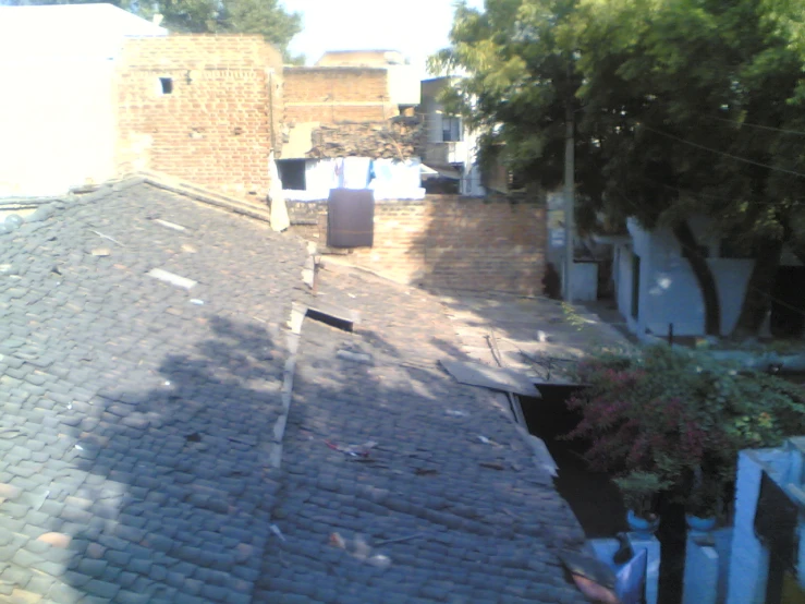 the roof top of this building looks like a dark place