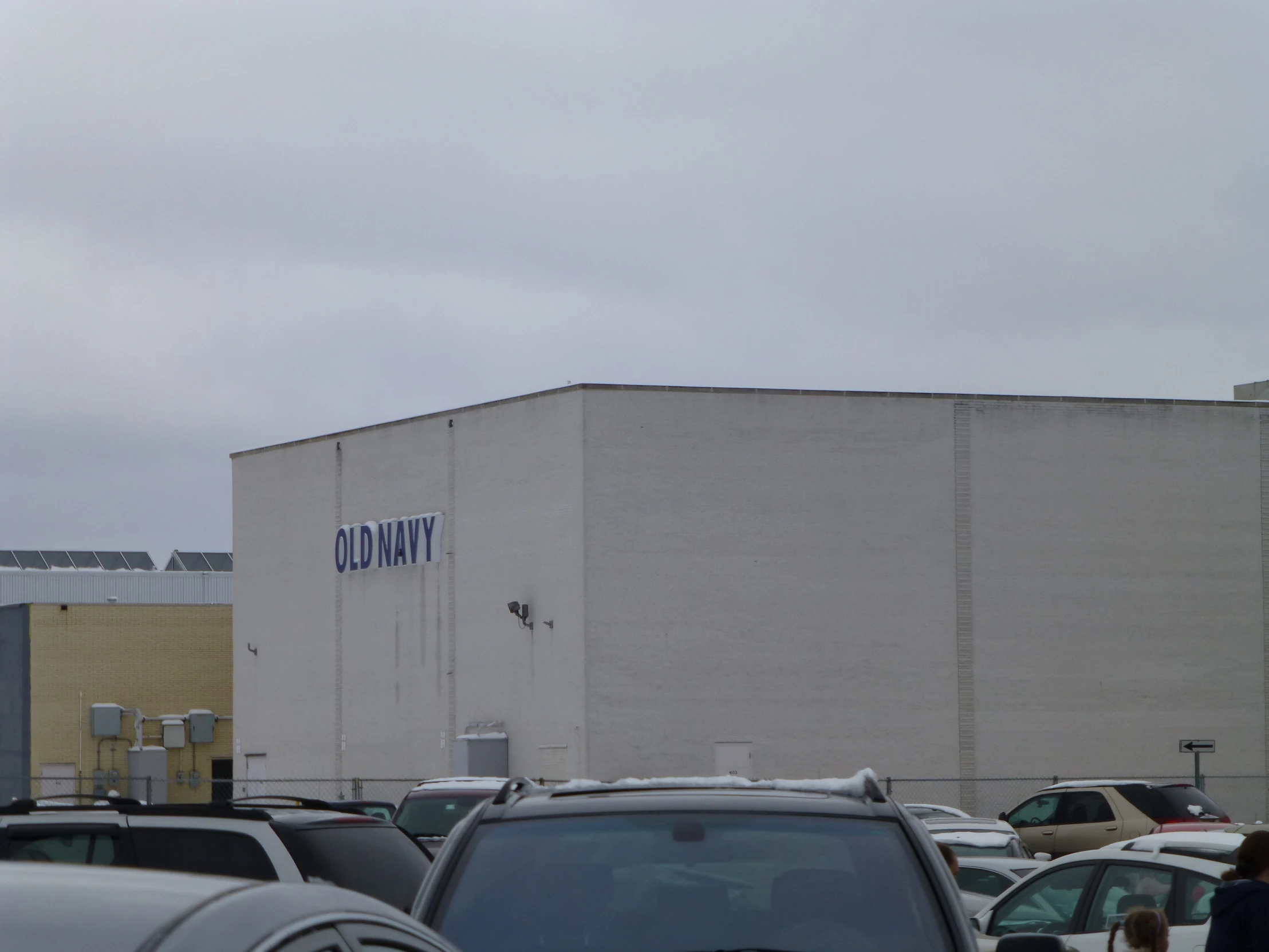 there are cars parked in a lot near a building